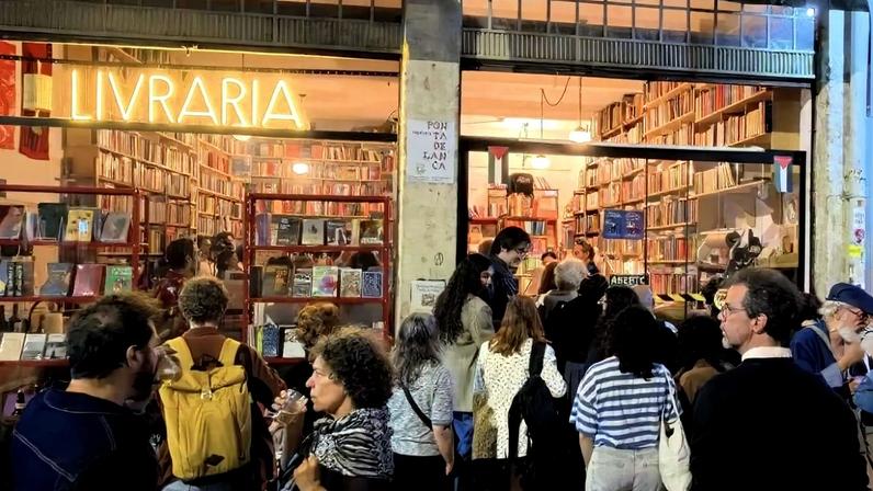Visitantes na calçada da Livraria Ponta de Lança, em Santa Cecília