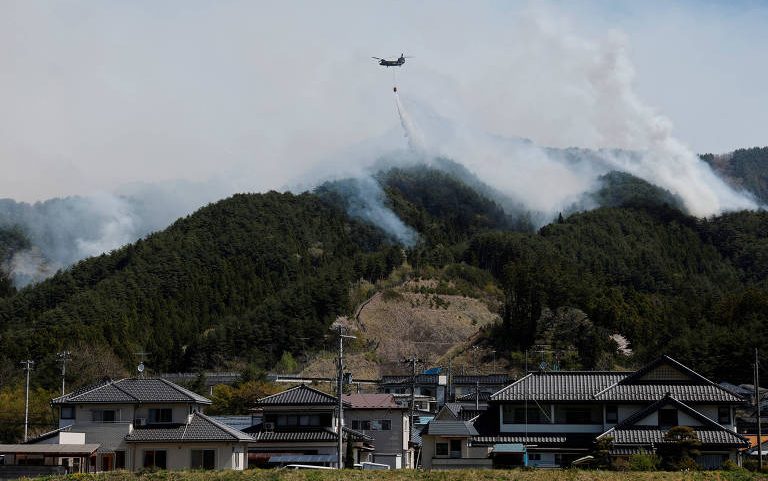 Helicóptero realiza operações de combate a incêndios florestais em Otsuchi, província de Iwate, Japão