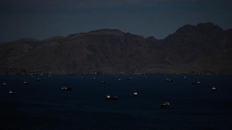 Embarcações no estreito de Hormuz, próximo à costa de Omã