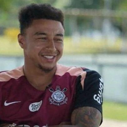 Jogador inglês comenta estreia no futebol brasileiro e torcida do Corinthians