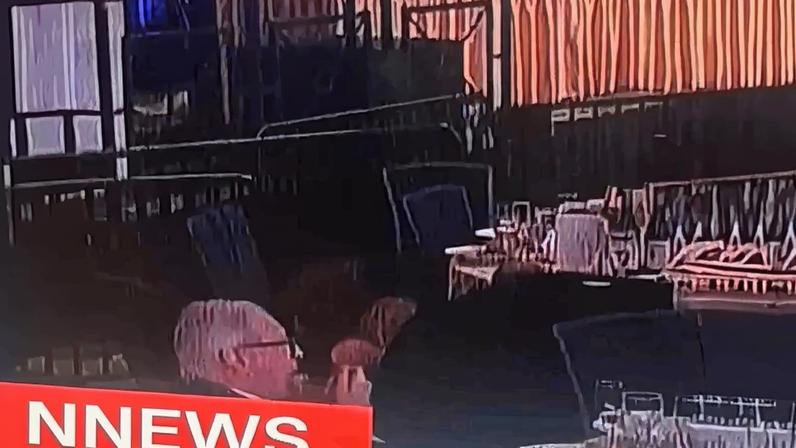 Michael Glantz come tranquilamente sua salada durante a confusão no jantar dos correspondentes da Casa Branca