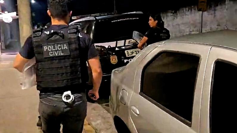 Policiais durante diligências na manhã desta segunda-feira (27); operação prendeu seis pessoas suspeitas de se infiltrar em prefeituras para lavar recursos do tráfico