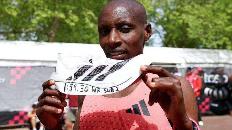 Sabastian Sawe exibe Adidas Adizero Adios Pro Evo 3 após a Maratona de Londres