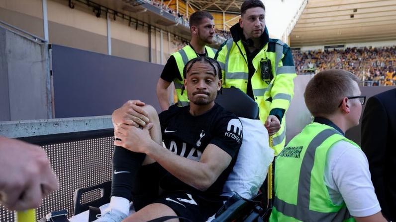 Xavi Simons deixa o gramado de maca após lesão em jogo do Tottenham