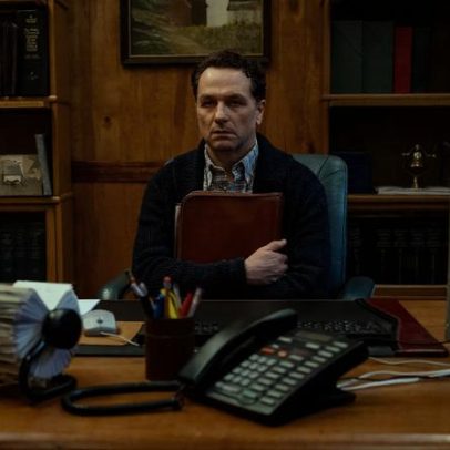 Matthew Rhys interpreta prefeito temeroso em cidade cercada de mistérios