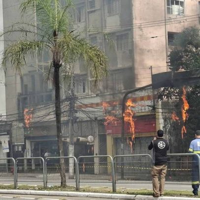 Fiação de postes pega fogo na Avenida Jabaquara, Zona Sul de SP