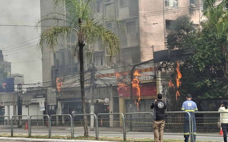 Incêndio atinge fiação em frente à estação São Judas do Metrô, na zona sul de São Paulo