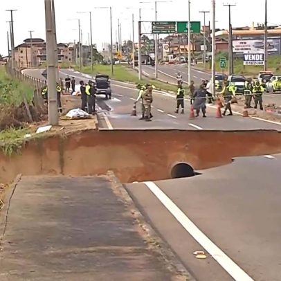 Estrada cede no Ceará após chuva, engole carros e deixa uma morte