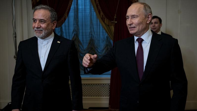 O presidente da Rússia, Vladirmir Putin, e o ministro das Relações Exteriores do Irã, Abbas Araghchi
