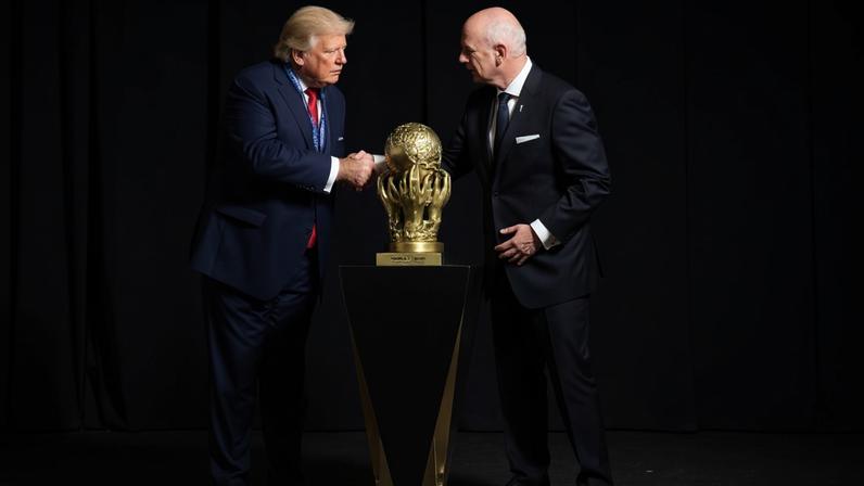 Donald Trump e Gianni Infantino durante cerimônia da Fifa em Washington