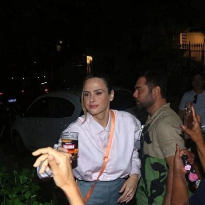 Ana Paula Renault deixa bar no Leblon cercada por fãs