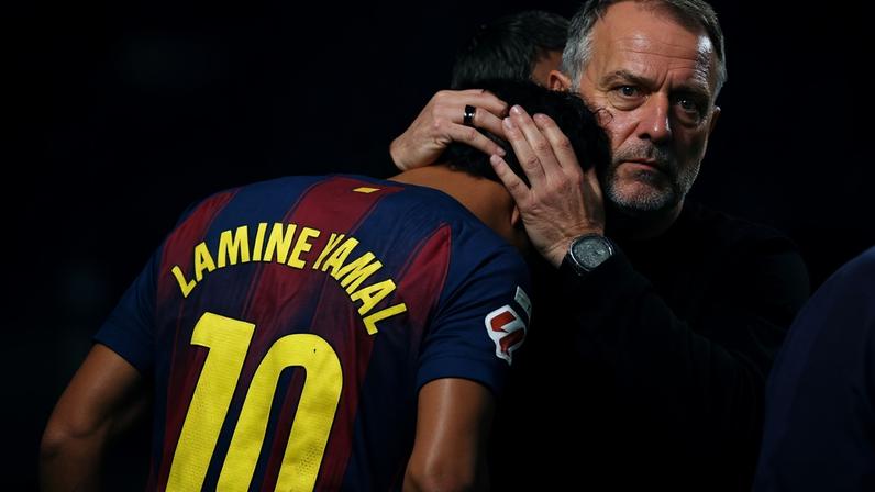 Lamine Yamal é consolado pelo técnico do Barça, Hans Flick, após lesão em duelo contra o Celta