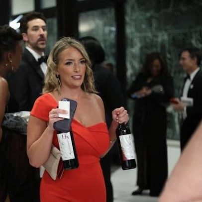 Convidados levam garrafas de vinho de jantar com Trump após tiros viram meme