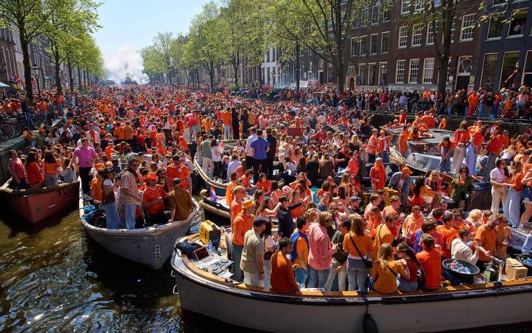 Eduarda Lopes celebrando o Koningsdag na estação ferroviária Amsterdam Centraal, na Holanda