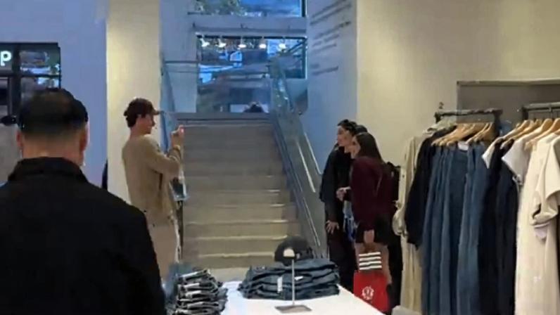 Shawn fotografa fãs com Bruna Marquezine em dia de compras