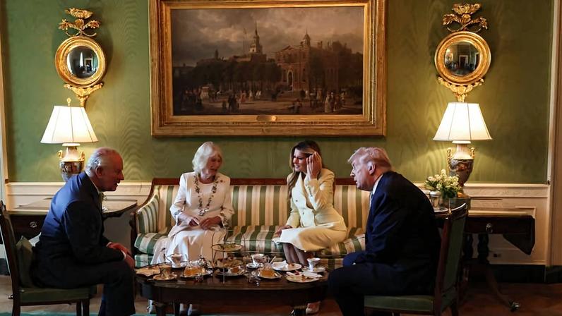 O presidente dos EUA, Donald Trump (dir.), e a primeira-dama americana, Melania, reúnem-se com o rei Charles 3º e a rainha Camilla na Casa Branca