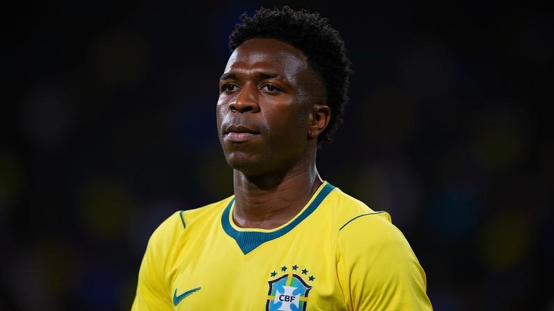 Vinicius Junior durante execução do hino do Brasil em amistoso; jovem é um dos candidatos a assumir o trono do futebol