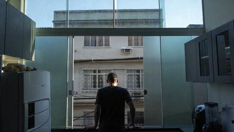 Douglas Christian de Almeida, 30, que se recupera de cirurgias após ter sido baleado na Operação Contenção, em outubro de 2025