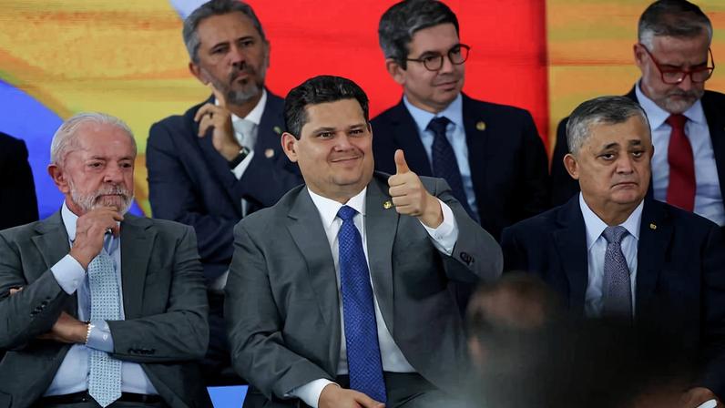 O presidente Luiz Inácio Lula da Silva (PT) ao lado do presidente do Senado, Davi Alcolumbre (União Brasil-AP), na posse do novo ministro de SRI, José Guimaraes, no Palácio do Planalto