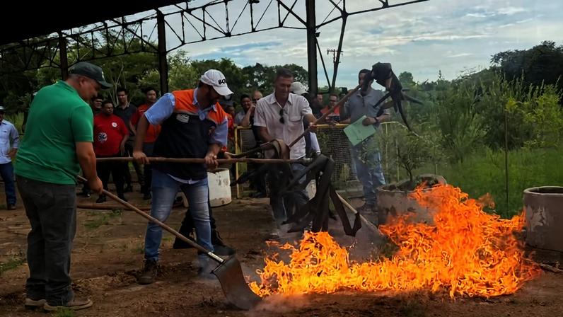 Agente da Defesa Civil ensina produtores rurais de assentamentos da região de Bebedouro a apagar incêndio com uso de abafadores, que farão parte do kit
