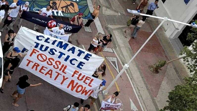 Marcha pelo futuro livre dos combustíveis fósseis, durante a Taff ('Transitioning away from fossil fuels'), conferência para abandono dos combustíveis fósseis, em Santa Marta, na Colômbia
