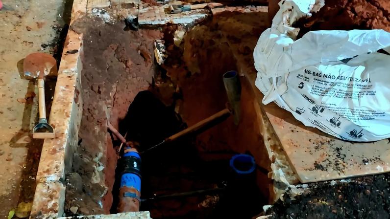Escavação que seria da Sabesp, segundo a Enel, na esquina das ruas Higienópolis com Itacolomi