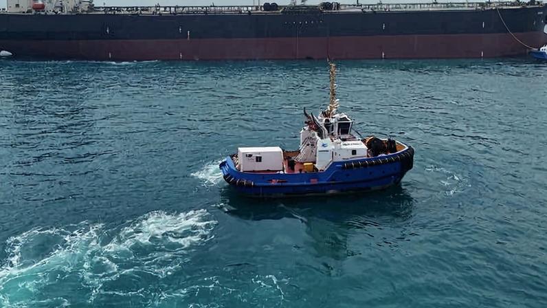 Navio-petroleiro aguarda próximo ao porto de Basra, no Irã