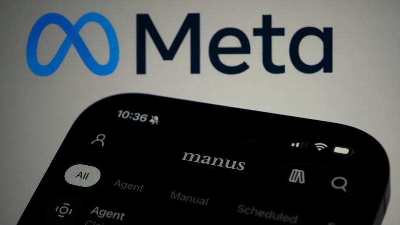 Tela de smartphone mostra aplicativo aberto com busca pelo termo 'manus'. No fundo, logo da Meta em azul e preto sobre fundo branco.