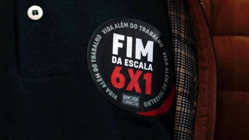 Adesivo com a frase 'fim da escala 6x1' em protesto em São Paulo no Masp