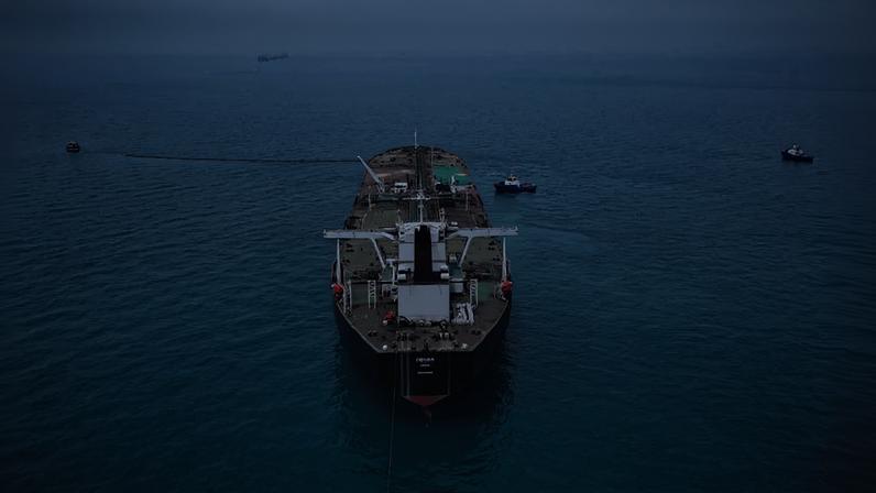 Petroleiro Helga próximo a um porto no sul do Iraque