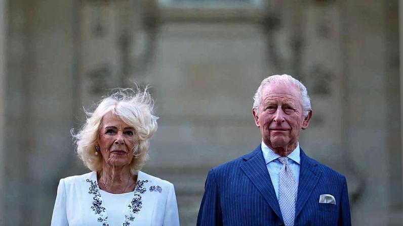 O rei Charles ao lado da rainha consorte Camilla em visita a embaixada britânica, em Washington
