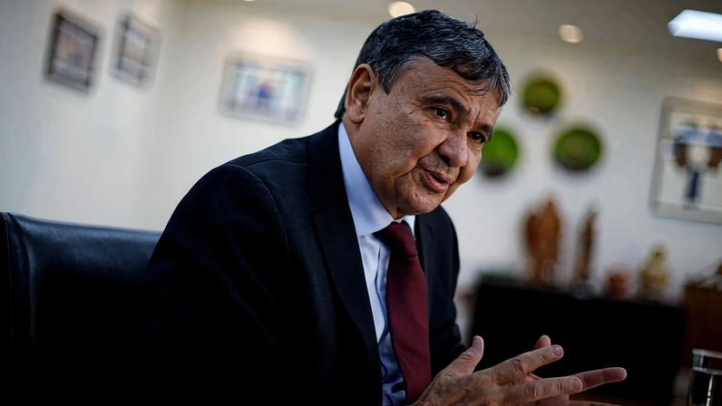 O ministro do Desenvolvimento Social, Wellington Dias, em seu gabinete, em Brasília