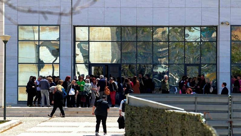 Pessoas se reúnem do lado de fora de tribunal em Atenas, após tiroteio de homem de 89 anos que deixou feridos