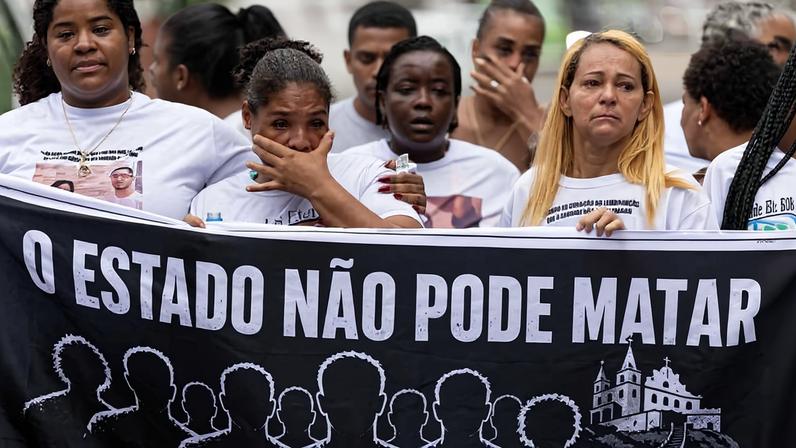 Familiares e moradores dos complexos da Penha e Alemão fazem manifestação nesta terça-feira (28) para lembrar os seis meses da operação Contenção