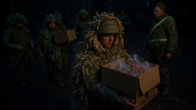 Soldados ucranianos carregam caixas com alimentos para celebrar a Páscoa Ortodoxa, na região de Kharkiv