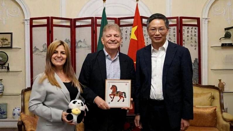 Adelmo Garcia (centro) com a esposa Rosangela Lesnock em um jantar com o cônsul-geral da China em São Paulo, Yu Peng