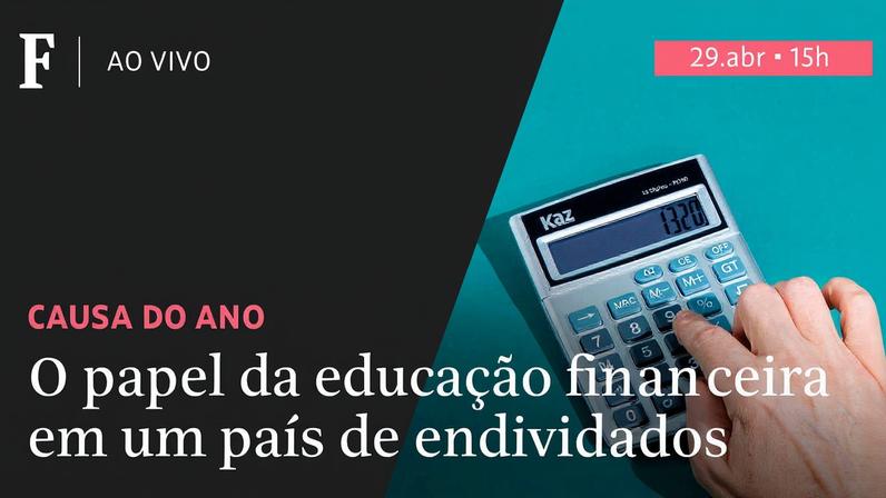Mão usando calculadora sobre fundo azul. Texto anuncia live 'Causa do Ano' sobre educação financeira em país endividado, dia 29 de abril às 15h.
