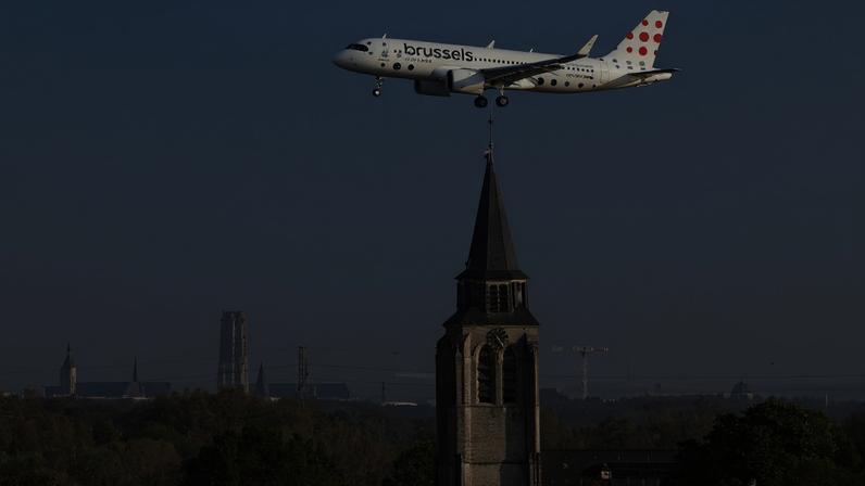 Uma aeronave da Brussels Airlines se prepara para pousar no Aeroporto Internacional de Bruxelas em meio a uma possível escassez de combustível de aviação na Europa, em Zaventem, Bélgica, 17 de abril de 2026