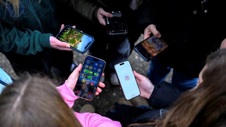 Adolecentes utilizando o celular