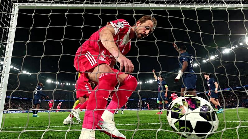 Harry Kane pega a bola no gol após Dayot Upamecano marcar o terceiro gol do Bayern