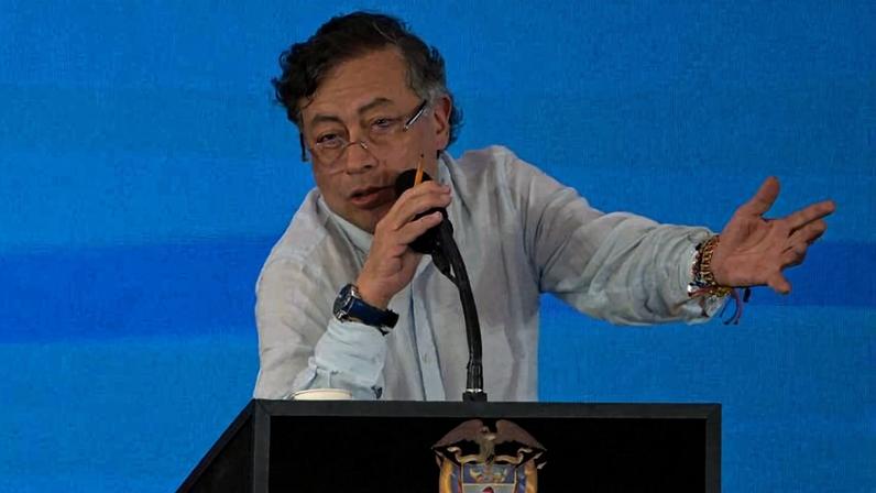 O presidente da Colômbia, Gustavo Petro, em discurso durante a conferência pelo abandono dos combustíveis fósseis em Santa Marta, na Colômbia