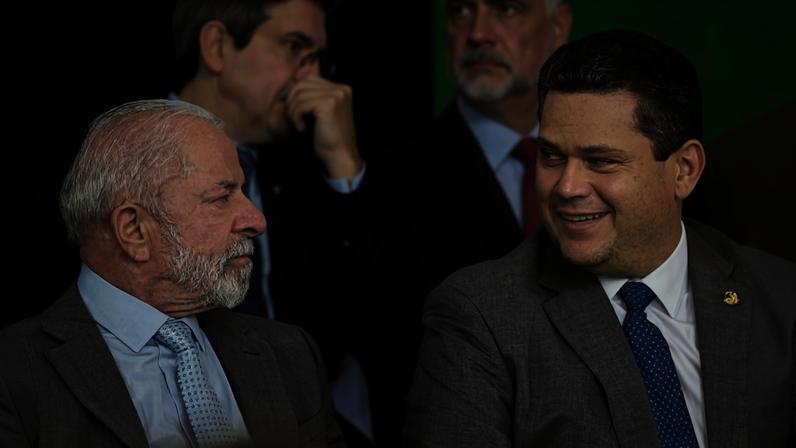 O presidente Lula ao lado do presidente do Senado, Davi Alcolumbre (União-AP), durante a cerimônia de posse do novo ministro de relações institucionais, José Guimarães.