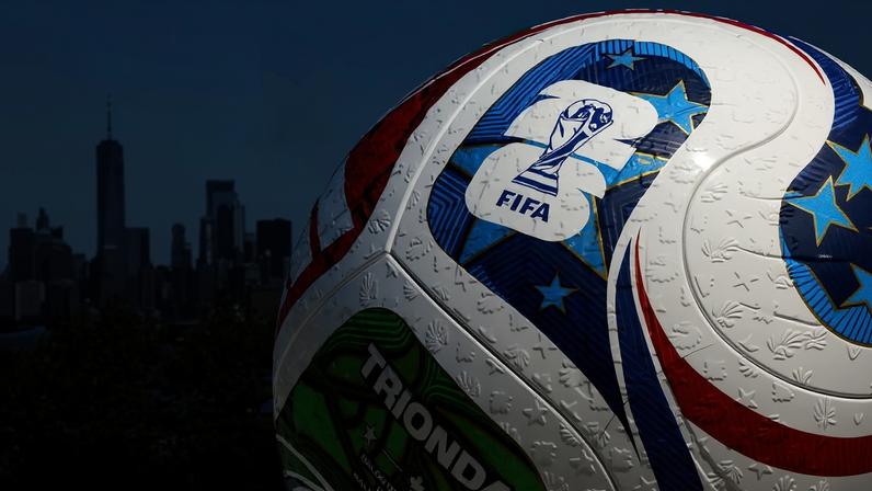 Versão alegórica da Trionda, bola da Copa do Mundo de 2026, é exposta na cidade de Nova York, nos Estados Unidos