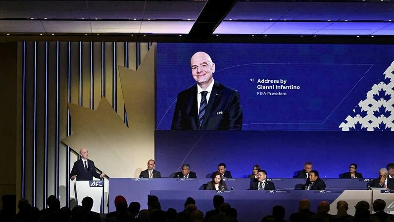 O presidente da Fifa, Gianni Infantino, discursa em reunião da AFC, a confederação asiática, em Vancouver; encontro não teve dirigentes da federação do Irã