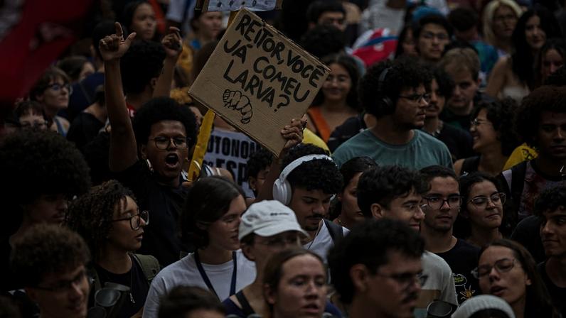 Estudantes em greve da USP (Universidade de São Paulo) realizam ato em frente à reitoria durante negociação desta terça (28)