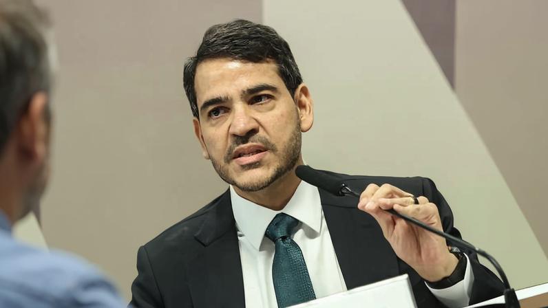 O advogado-geral da União, Jorge Messias, durante sabatina na CCJ