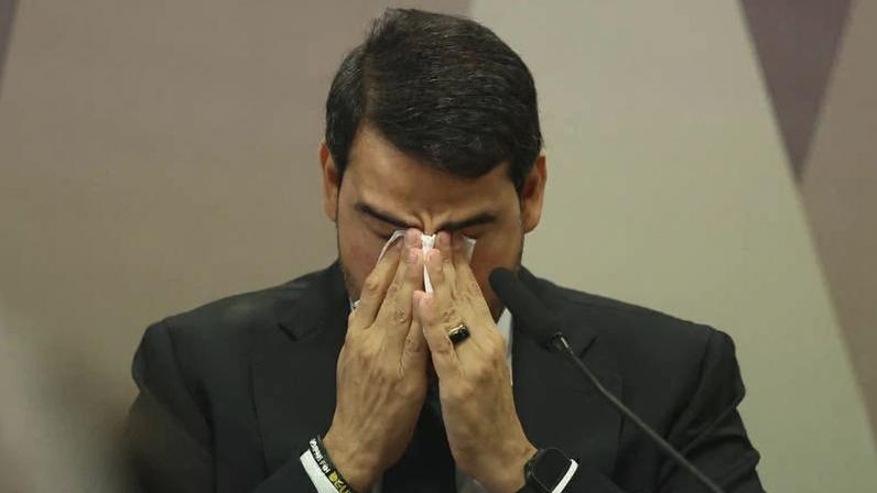 O advogado-geral da União, Jorge Messias, chora durante sabatina na CCJ
