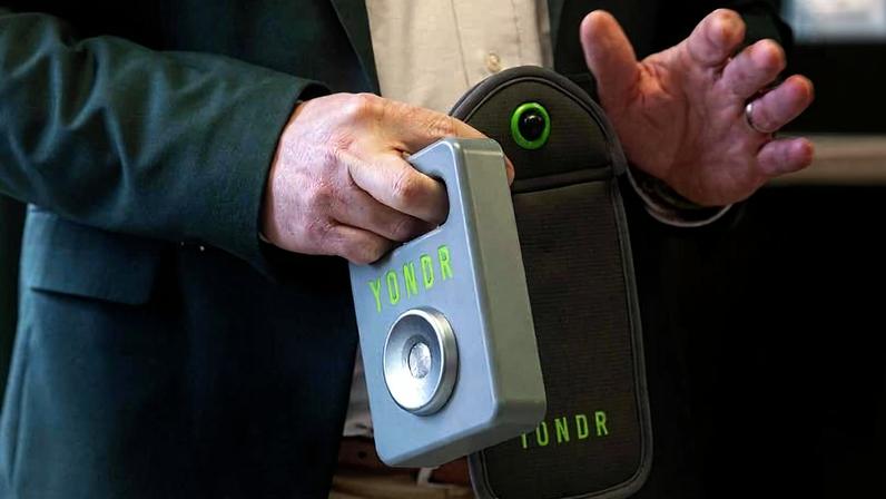 Bolsa da Yondr passou a ser usada para "trancar" celulares e impedir o seu uso durante aulas nos EUA