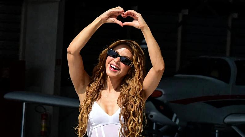 Shakira, ao desembarcar no Rio de Janeiro para o show em Copacabana