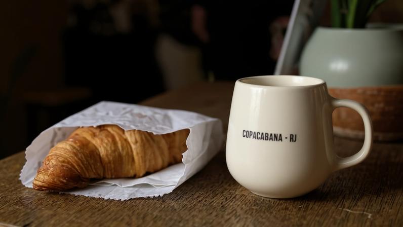 Croissant e café coado servidos no Café ao Léu, a uma quadra da praia de Copacabana - David Lucena / Folhapress